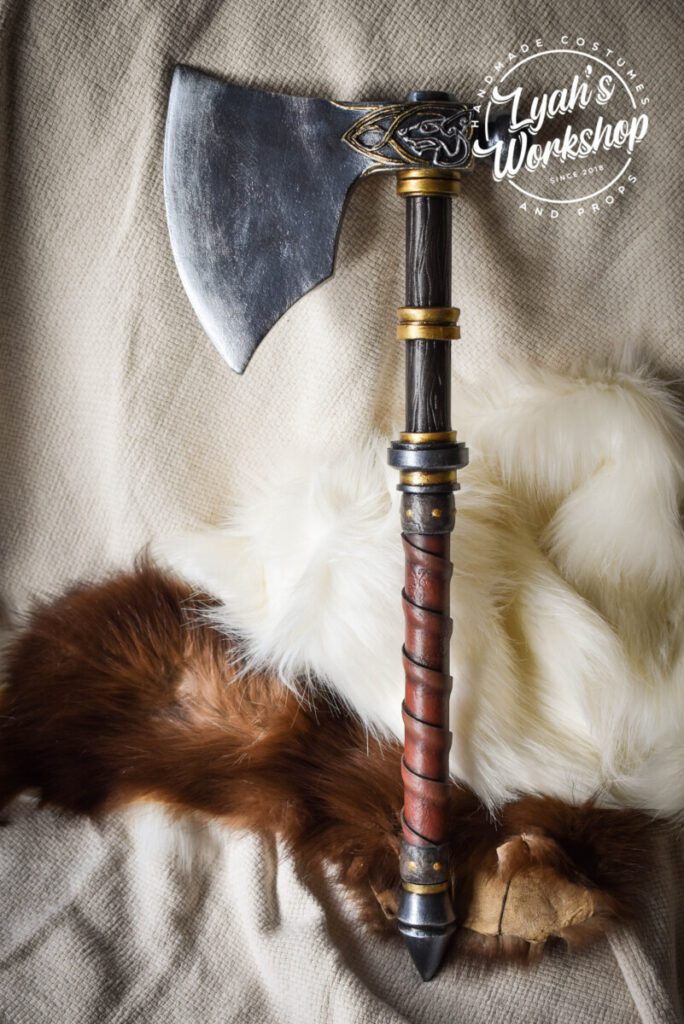 Réplique de la hache de Varin dans Assassin's Creed Valhalla, par LyahCosplay