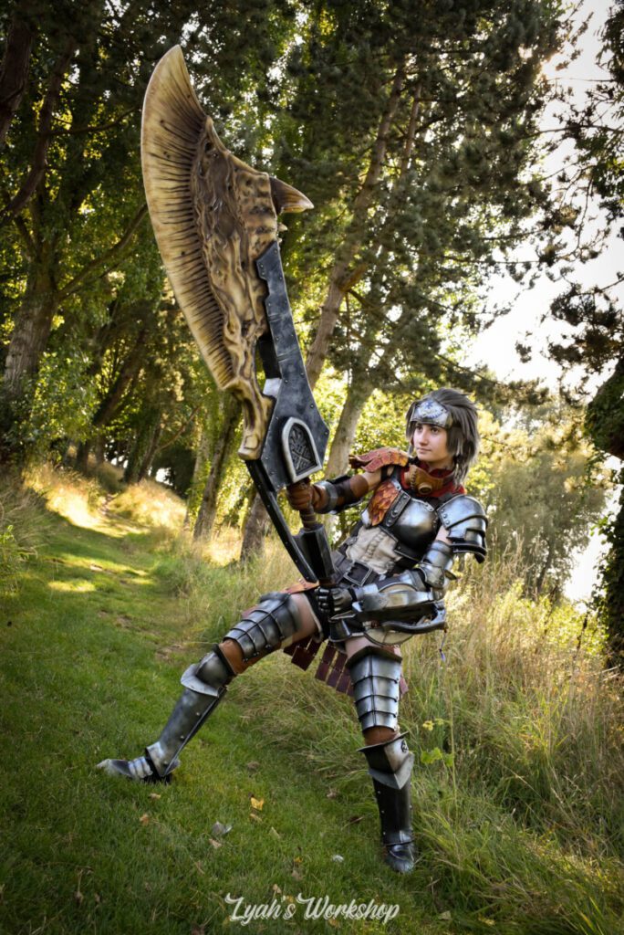 Lyah Cosplay en cosplay de l'armure Héritage de Monster Hunter