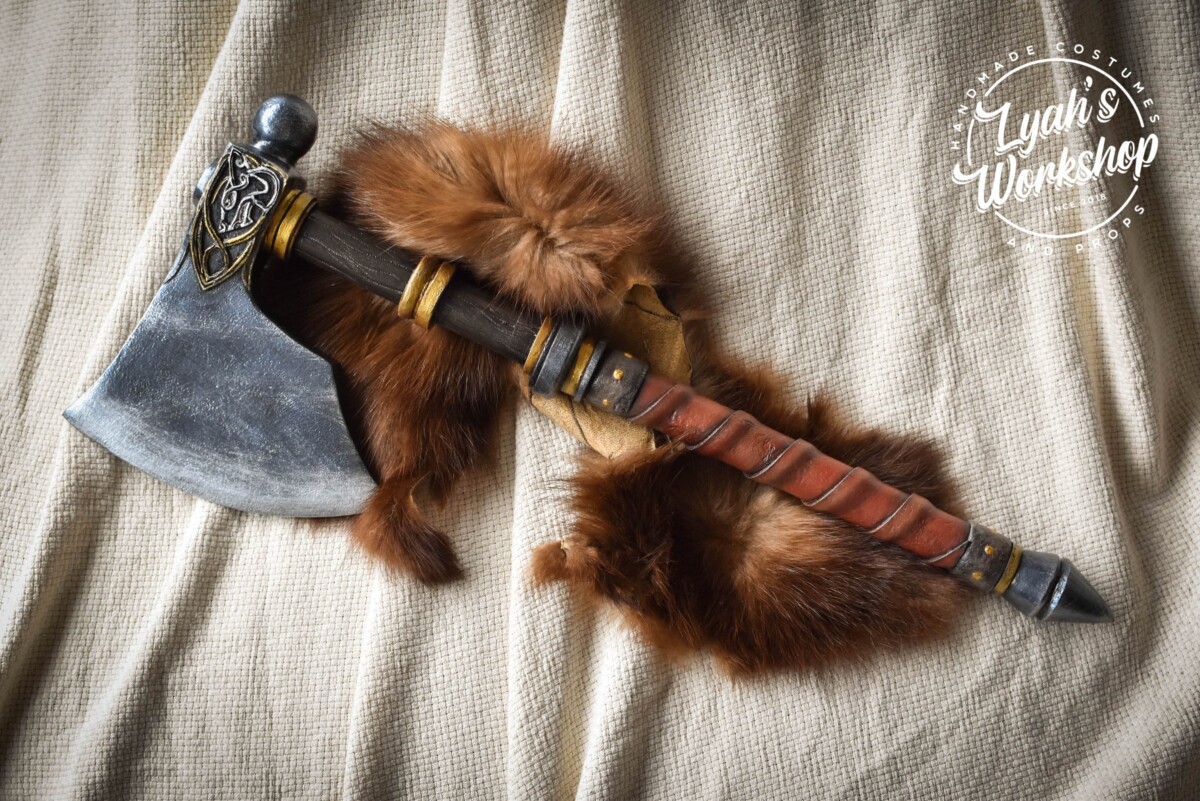 Réplique de la hache de Varin dans Assassin's Creed Valhalla, par LyahCosplay