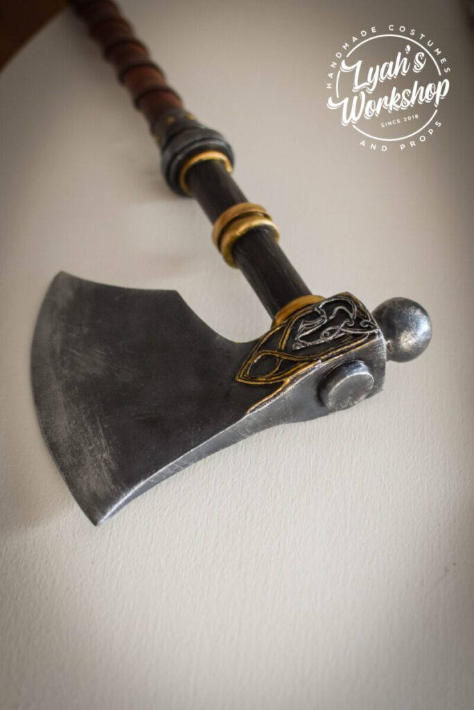Réplique de la hache de Varin dans Assassin's Creed Valhalla, par LyahCosplay