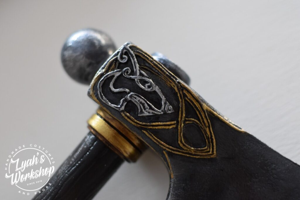 Réplique de la hache de Varin dans Assassin's Creed Valhalla, par LyahCosplay