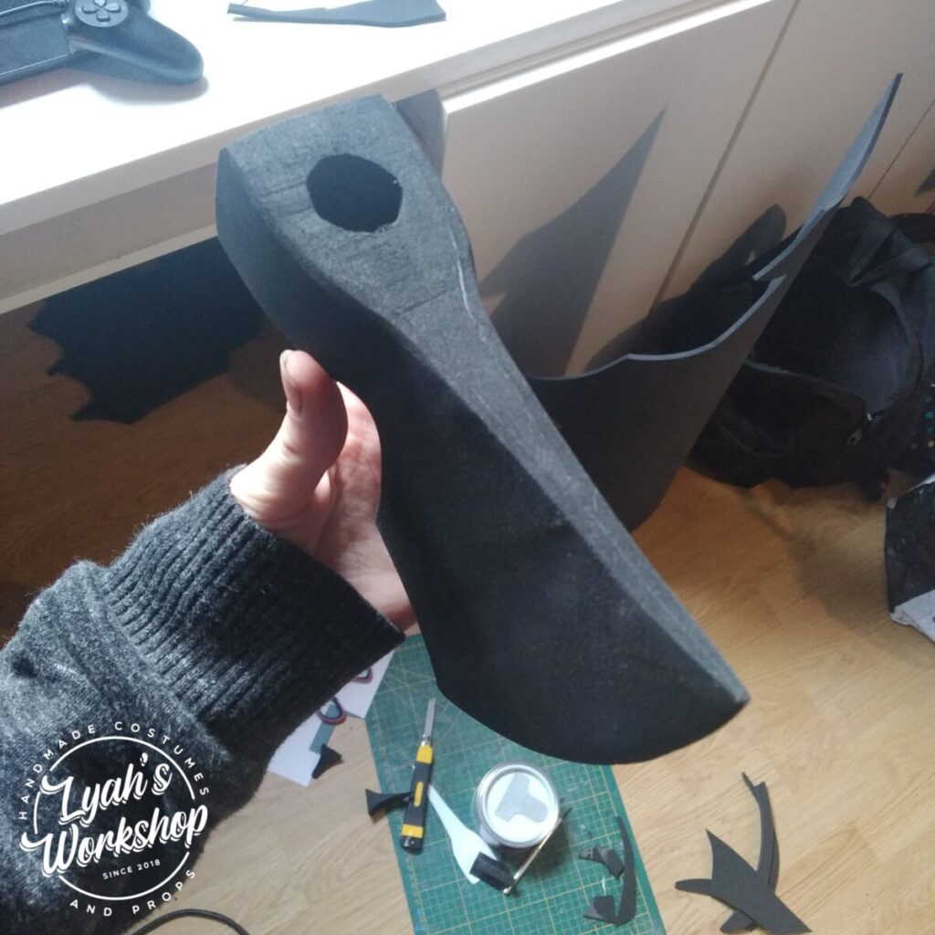 Réplique de la hache de Varin dans Assassin's Creed Valhalla, par LyahCosplay