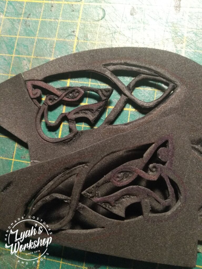 Réplique de la hache de Varin dans Assassin's Creed Valhalla, par LyahCosplay